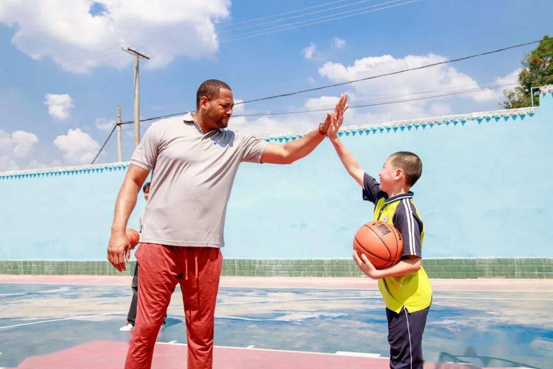 NBA:NBA传奇球星罗伯特·霍里来简阳啦NBA！