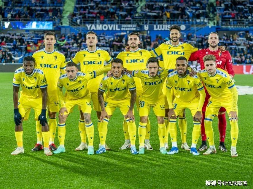 西班牙甲级联赛:3-0！皇马登顶西班牙甲级联赛西班牙甲级联赛，祖德·贝林厄姆15场轰14球：打破C罗纪录，创造历史