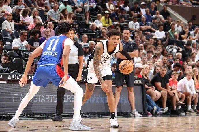 NBA:NBA夏季联赛看点NBA，乔治31分带领爵士逆转76人，关键时刻暴扣制胜