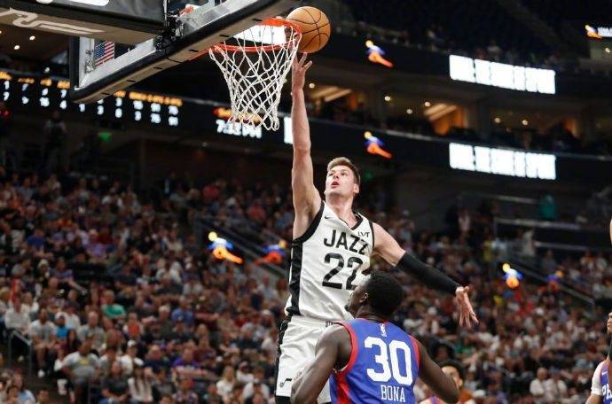 NBA:NBA夏季联赛看点NBA，乔治31分带领爵士逆转76人，关键时刻暴扣制胜